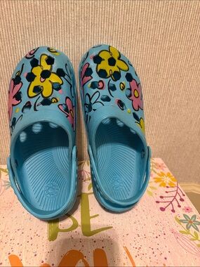 Wmn’s Blue Floral Dawgs Clogs